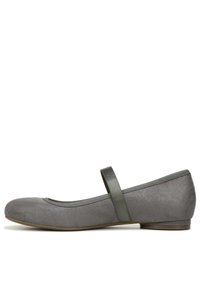 Ballerines en tissu gris avec un bout rond et une fine bride de type Mary Jane assortie. La semelle est plate et présente une texture subtile.