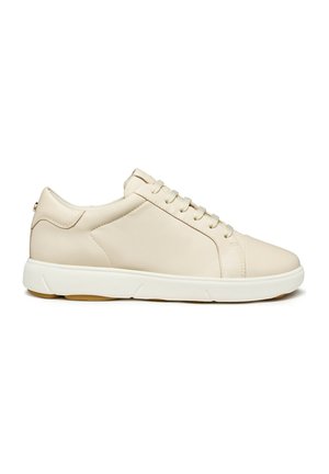Baskets en cuir beige avec une texture lisse, un design à lacets et une semelle en caoutchouc blanche. Le détail latéral montre un motif de couture subtil.