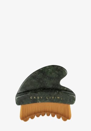 Dunkelgrünes Jade-Gua-Sha-Tool mit feinen Borsten am unteren Ende und goldenem "EASY LIVIN'"-Text auf der Vorderseite.