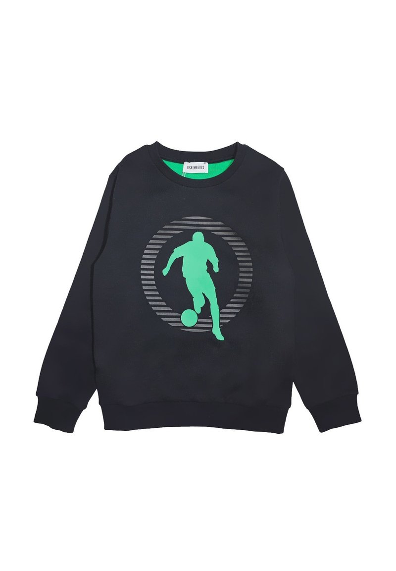 Felpa nera con una silhouette verde di un giocatore che calcia un pallone da calcio, con accenti circolari a strisce attorno alla grafica. Materiale in cotone.