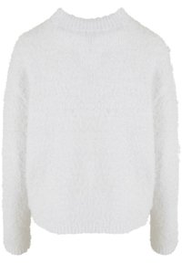 Maglione bianco soffice con collo alto, maniche lunghe e una vestibilità morbida. Il materiale sembra essere morbido con una superficie testurizzata e pelosa.
