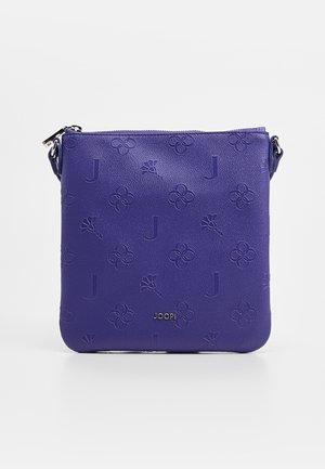 Bolso bandolera de cuero morado con grabados florales y patrones "J", y logo plateado "JOOP!" en el frente, con cierre superior de cremallera.