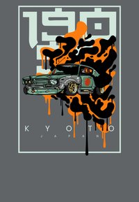 Grafický design s retro autem v teplé a černé barvě, s oranžovými skvrnami barvy a textem "KYOTO JAPONSKO" ve světle modrém písmu.