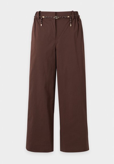 Pantalon marron à jambes larges avec une ceinture élastique et une ceinture à cordon noire et blanche avec des accents dorés, présenté sur un fond clair.