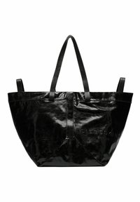 Czarna torba tote wykonana z błyszczącej, teksturowanej skóry z dwiema długimi rączkami; posiada wytłoczone logo z jednej strony oraz przestronny, otwarty design.