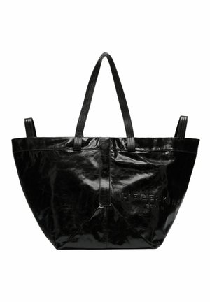 Borsa a tracolla nera realizzata in pelle lucida e текстurizzata con due manici lunghi; presenta un logo embossato su un lato e un design aperto e spazioso.
