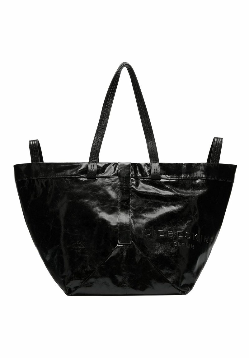 Czarna torba tote wykonana z błyszczącej, teksturowanej skóry z dwiema długimi rączkami; posiada wytłoczone logo z jednej strony oraz przestronny, otwarty design.