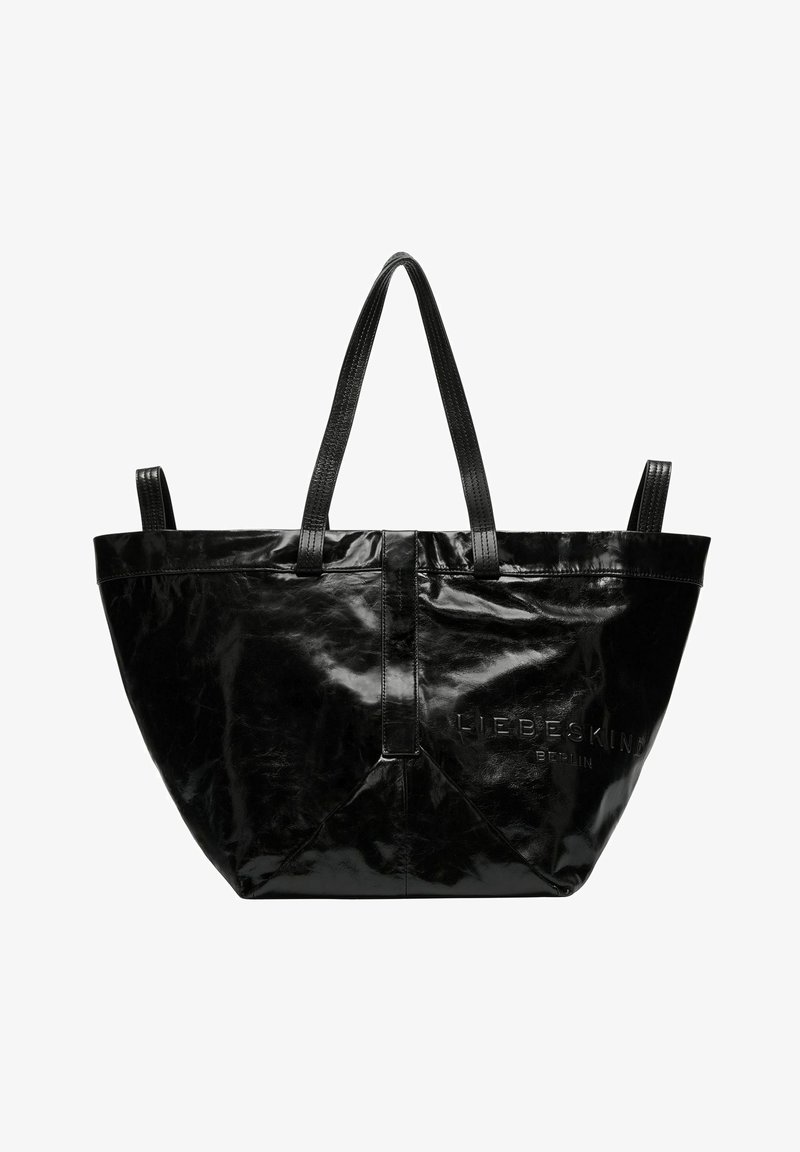 Sac fourre-tout noir en cuir texturé brillant avec deux longues poignées ; présente un logo embossé sur un côté et un design spacieux et ouvert.