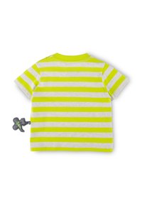 Kinder T-Shirt mit kurzen Ärmeln in grau und leuchtend gelben horizontalen Streifen, mit einem kleinen grauen Teddybär-Tag an der Seite angenäht.