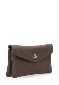 Brązowy skórzany portfel o teksturowanym wykończeniu, z klapką zamykaną na srebrny zatrzask. Subtelne logo wytłoczone z przodu.