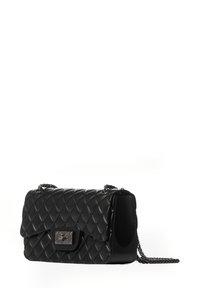 Schwarze gesteppte Lederhandtasche mit Klappe, silberfarbenen Beschlägen und Kettenriemen. Strukturierte Oberfläche mit Diamantmuster und glänzendem Finish.