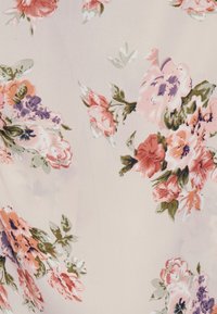 Tecido floral com um fundo rosa pálido, apresentando aglomerados de flores rosa, roxas e verdes com pétalas e folhas detalhadas.