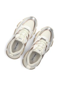 Witte en metallic gouden sport sneakers met robuuste zolen en vetersluiting, met branding op de tongen.