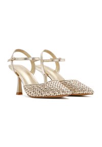 Goldfarbene High-Heel-Sandalen mit einer geflochtenen Zehenpartie, verstellbaren Knöchelriemen und einer glatten, glänzenden Oberfläche. Absatzhöhe von 7,5 cm.