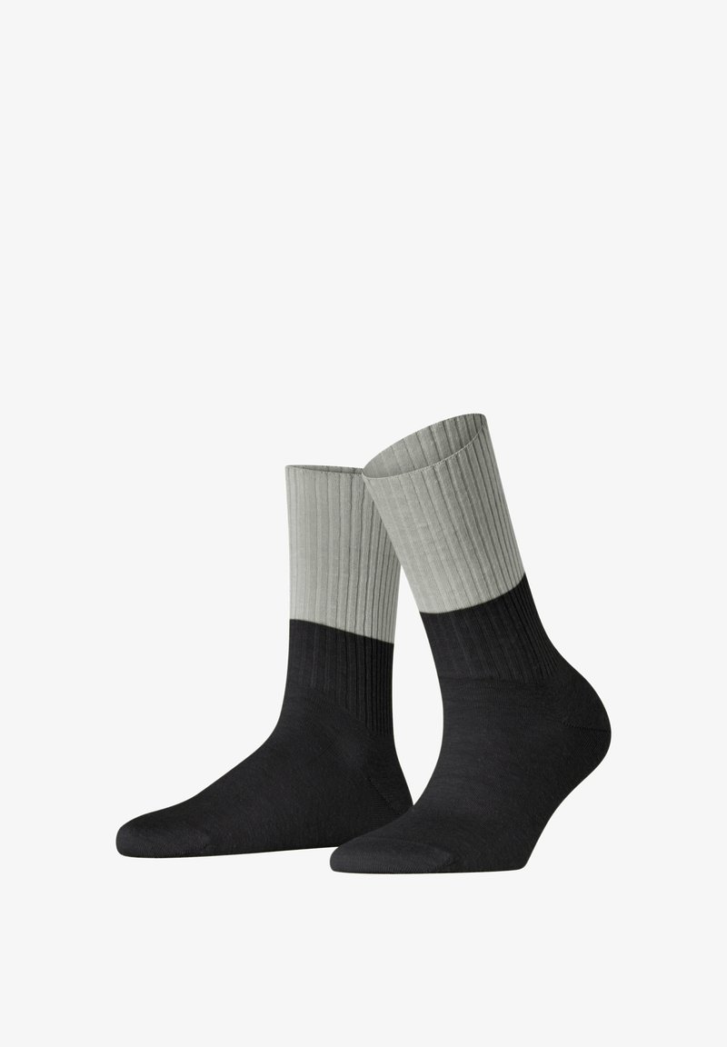 Schwarze und graue gerippte Socken mit einem kontrastierenden, hellgrauen Bündchen. Das Design zeichnet sich durch eine glatte Textur und eine klassische Form aus.