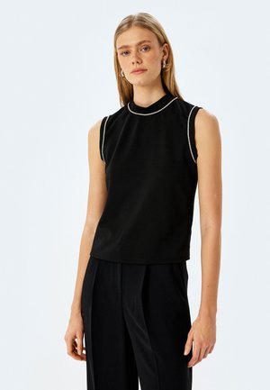 Zwarte mouwloze top met een hoge hals en een delicate, met kralen versierde accenten rond de halslijn, gemaakt van gladde, lichte stof.