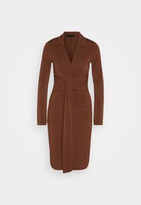 Robe marron à manches longues, longueur genoux, avec col, encolure en V et détail froncé en tissu à l'avant de la taille.