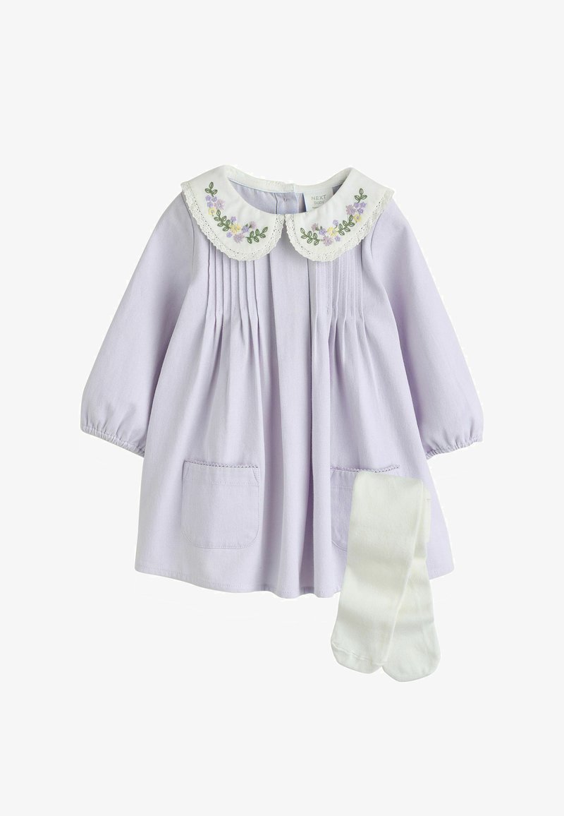 Robe bébé lilas à manches longues, col Claudine blanc brodé de fleurs violettes, poches avant, assortie à des collants blancs.