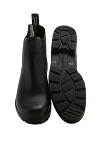Czarne skórzane botki za kostkę z elastycznymi panelami bocznymi, gładkim wykończeniem i solidnymi gumowymi podeszwami z głębokim bieżnikiem zapewniającym przyczepność.