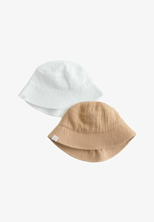 To bløde spandehatte, en hvid og en beige, hver med en lille stofmærke med teksten "hello little one" på skyggen.