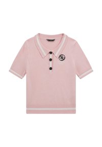 Camisa polo de manga corta rosa con cuello a rayas, tres botones negros y un logo circular en el pecho. Textura de punto, diseño ajustado.