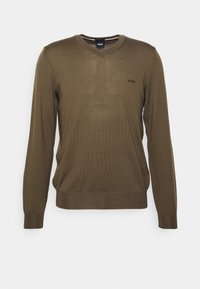 Olivgrüner Strickpullover mit V-Ausschnitt, langen Ärmeln, gerippten Manschetten und Saum, der ein dezentes Logo auf der Brust trägt. Aus weichem Material gefertigt.