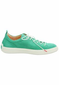 Türkise Wildleder-Sneaker mit weißen Schnürsenkeln, einer strukturierten Gummisohle und einem roten Akzent nahe der Zehenpartie. Niedrigprofiliertes Design, lässiger Stil.