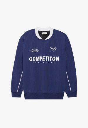 Sudadera atlética de manga larga en azul marino con cuello acanalado blanco, texto "COMPETITION" y acentos deportivos en un tejido ligero.