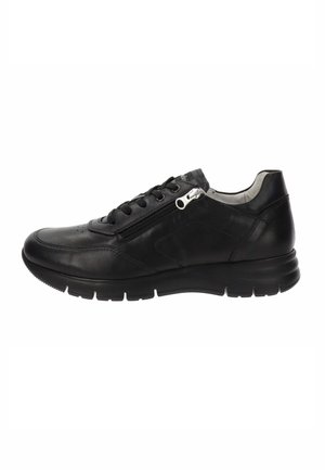 Sneaker in pelle nera con superficie testurizzata, chiusura con laccio e zip, e suola ammortizzata. Presenta una punta arrotondata e un design minimalista.