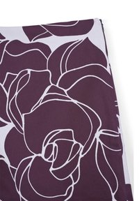 Lila Stoff mit einem floralen Muster aus weiß umrandeten Rosen, mit glatter Textur und einem mutigen Design, das die Kurven der Blumen betont.