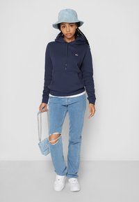 Tommy Jeans REGULAR HOODIE - Jersey con capucha - blue
