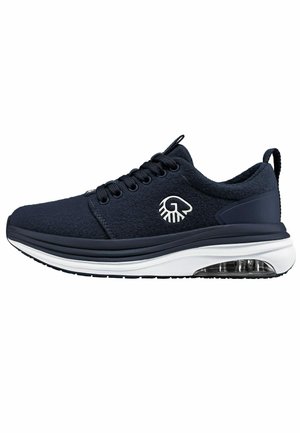 Marineblauwe sportschoen met een getextureerde stofbovenkant, ronde veters, een logo-accent, witte middenzool en zichtbare luchtkussens in de zool.