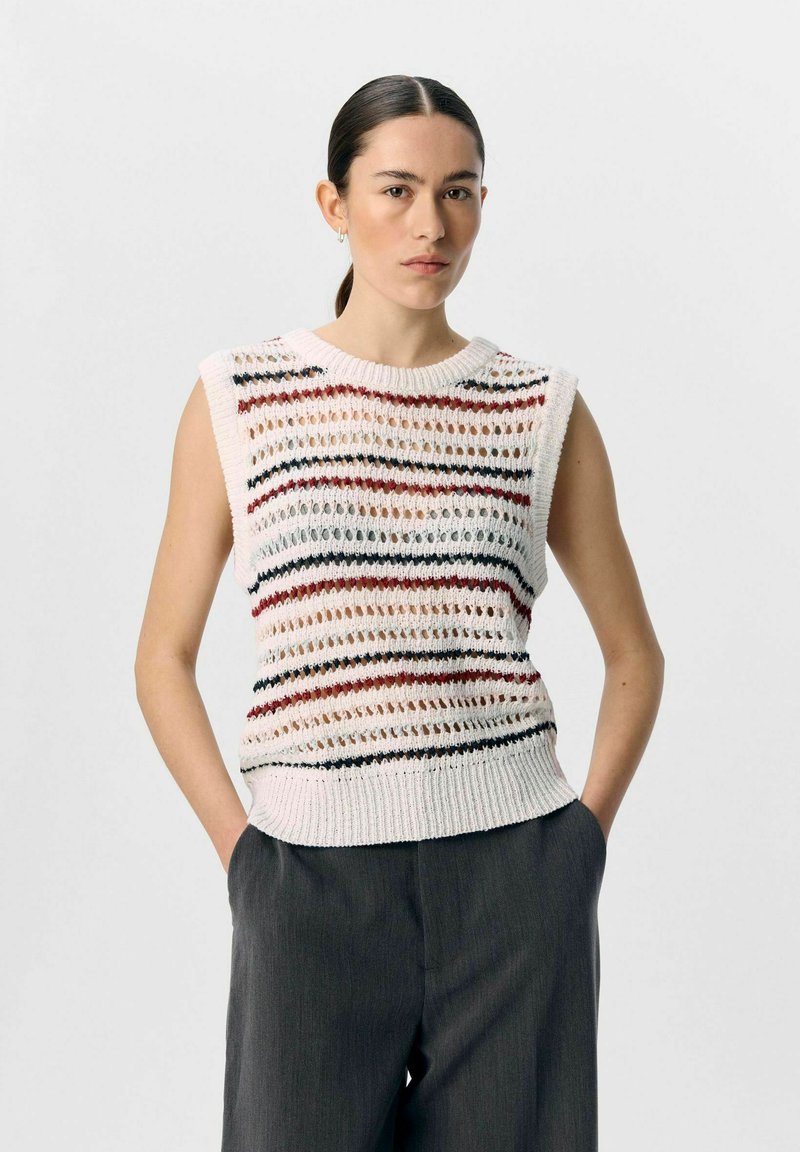 Top senza maniche lavorato a maglia bianco con strisce orizzontali multicolori. Presenta un collo rotondo e un orlo a costine. Leggero, con una texture a trama aperta.