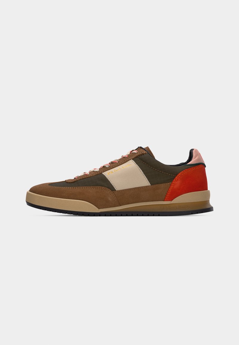 Zapatilla casual con paneles en marrón, verde oliva, beige, naranja y rosa, suela beige y cordones a rayas rojas y blancas, vista lateral sobre fondo blanco.