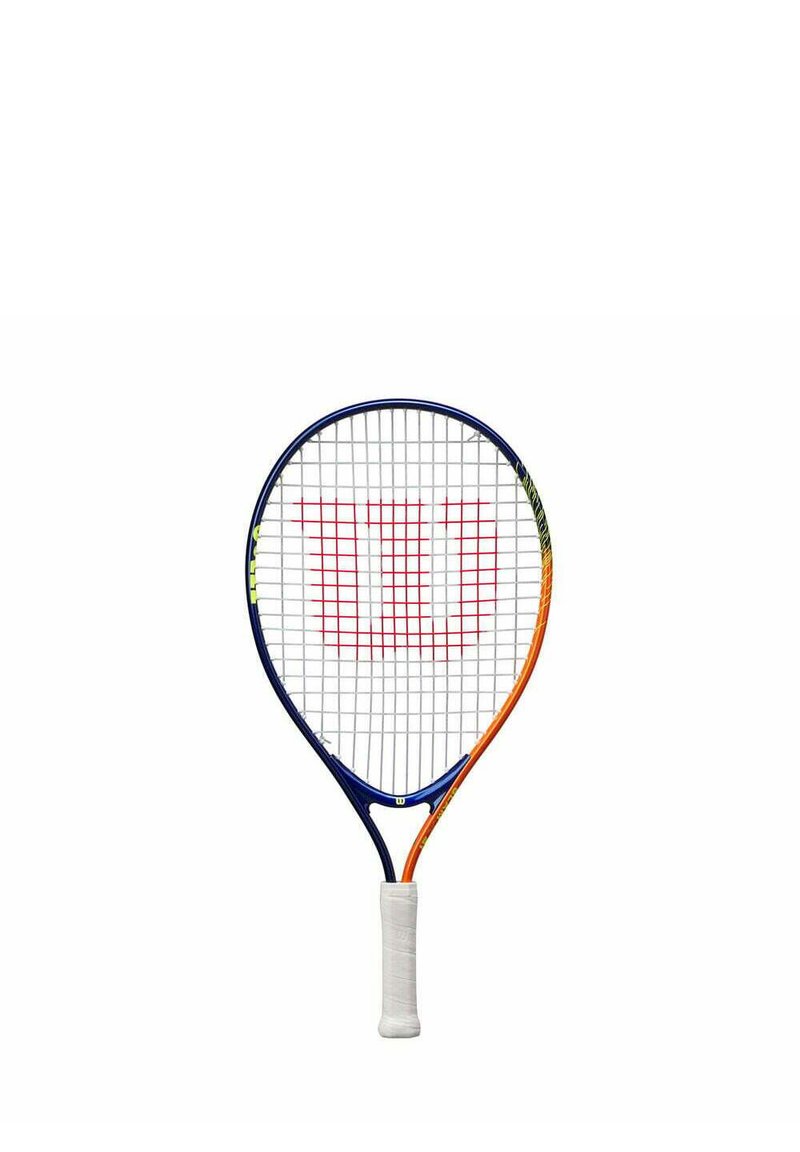 Tennisslot met een blauw en oranje frame, witte grip en een ruitvormig snarenpatroon met een opvallend rood 'W'-logo in het midden.