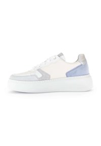 Sneakers met een bovenwerk van wit leer en grijze suède accenten, een lichtblauwe zijpaneel en een dikke witte rubberen zool.