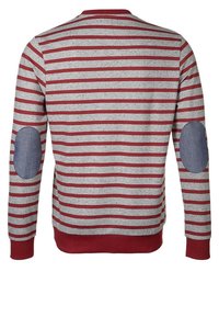 Czerwono-szary sweter w paski z szarej tkaniny w melanż, okrągły dekolt, ściągacze przy rękawach oraz dżinsowe łaty na łokciach. Wykończony jednolitą czerwoną obwódką.