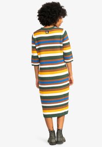 Abito in maglia con strisce orizzontali multicolori in verde, giallo, marrone, blu e bianco; di lunghezza media con maniche a metà e un'etichetta con logo sul retro.