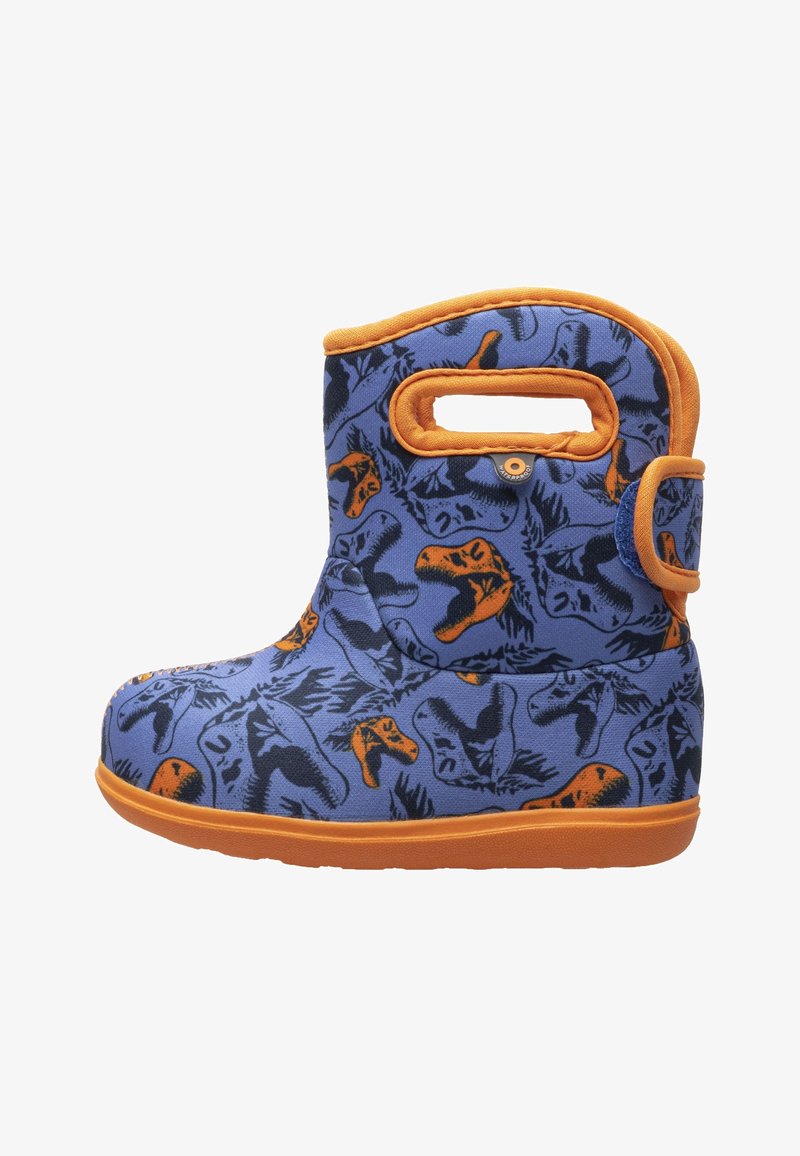 Botte bleue avec accents orange, imprimé dinosaure, tissu texturé, talon surélevé, poignée latérale pour un enfilage facile, et semelle en caoutchouc robuste.