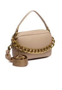 Borsa a tracolla in pelle beige con una texture liscia, un manico corto e una tracolla in catena dorata removibile con un dettaglio in tessuto marchiato.