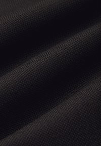 Czarna tkanina o fakturze z wzorem w splocie, charakteryzująca się miękkimi prążkami i matowym wykończeniem, podkreślająca jej gładką, trwałą powierzchnię.