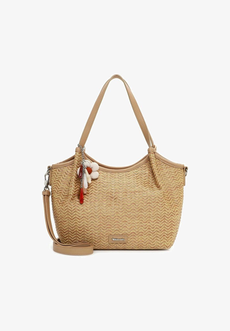 Sac cabas tissé de couleur beige avec deux poignées, une bandoulière détachable, et un charm décoratif en forme de fleur et perle sur le côté avant gauche.