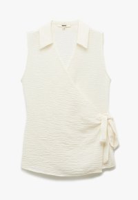 Ærmeløs off-white indpakningsbluse med tekstureret stof, spids krave og en sidesløjfedetalje på en ensfarvet baggrund.