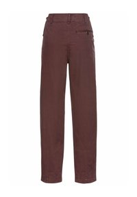 Pantalon marron à jambes droites avec passants pour ceinture, poche arrière zippée et détail bouton sur le côté droit à l'arrière.