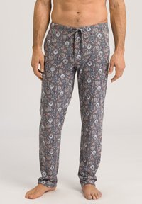 Grå pyjamasbyxor med ett blommönster i rött och blått. Tillverkade av mjukt tyg, med ett elastiskt midjeband och dragsnöre.