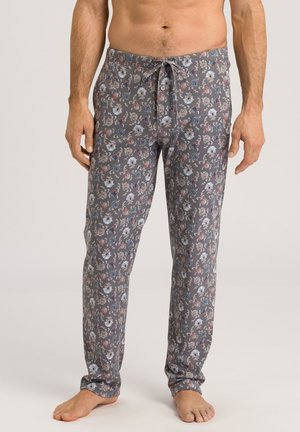 Grå pyjamasbukser med blomster mønster i rød og blå. Fremstillet af blødt stof, med elastisk talje og snor.