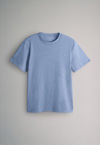 Hellblaues T-Shirt mit kurzen Ärmeln und Rundhalsausschnitt, flach auf neutralem Hintergrund präsentiert, wobei die weiche Stoffstruktur betont wird.