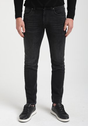 - Jeansy Slim Fit
