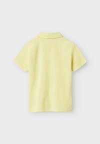 Gul kortärmad polo skjorta i mjukt tyg. Har en klassisk krage och en enkel design utan dekorationer.