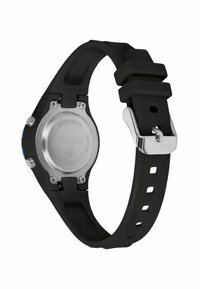 Montre-bracelet en silicone noir avec un dos en acier inoxydable, des accents bleus et une fermeture par boucle. Présente un design simple et sportif avec un bracelet texturé.